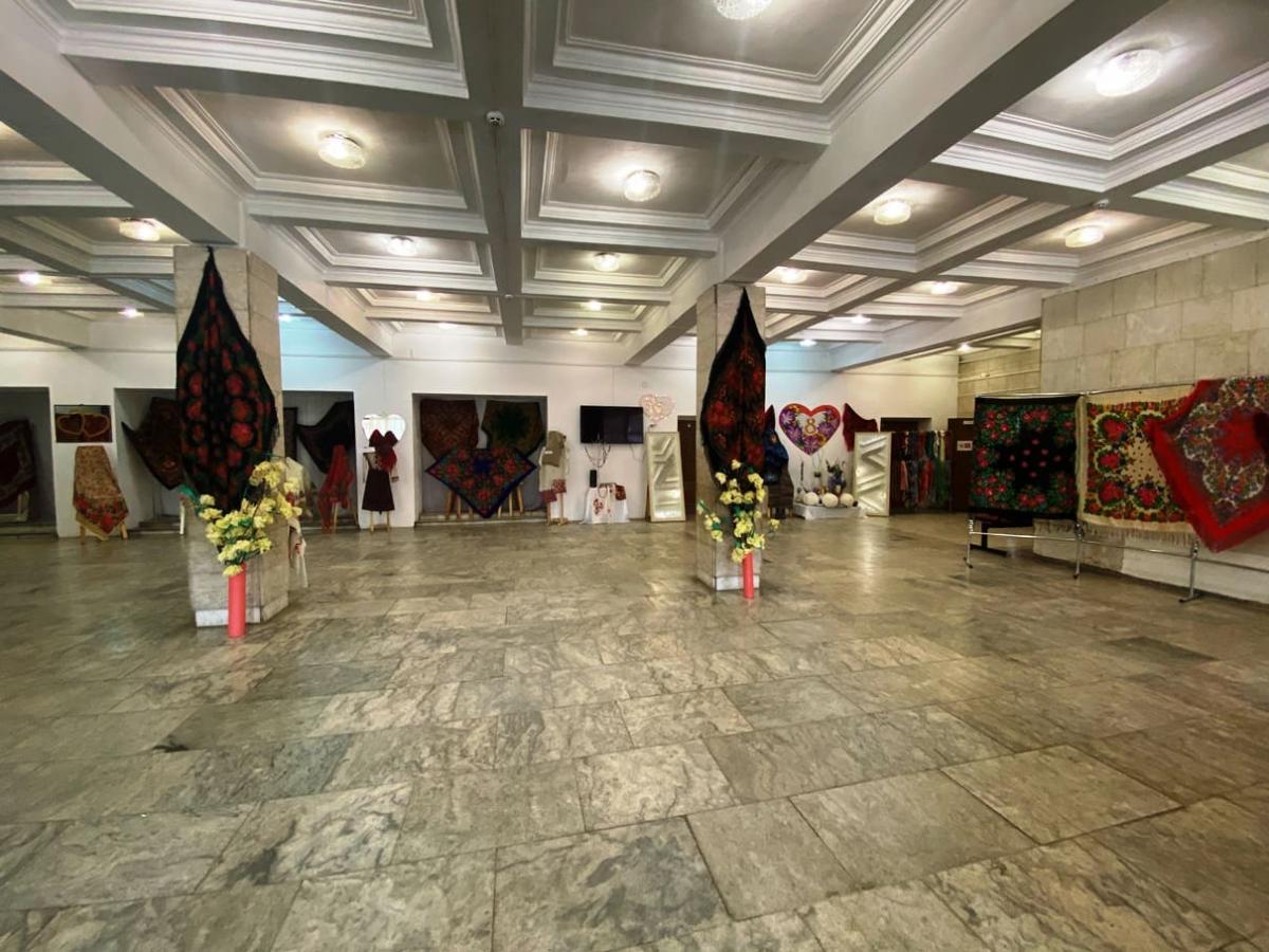 Выставка платков «Цветочная симфония» проходит в Бобруйске. Фото