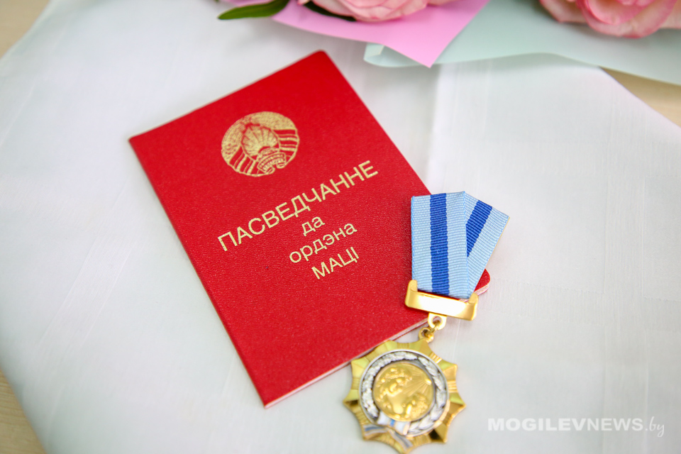 Двум могилевчанкам вручили орден Матери. Фото