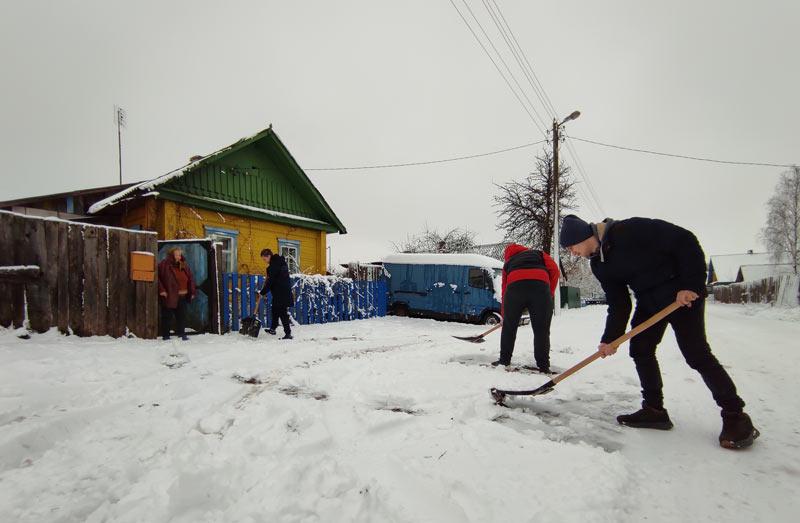 Волонетры из БРСМ помогут пожилым людям с расчисткой снега