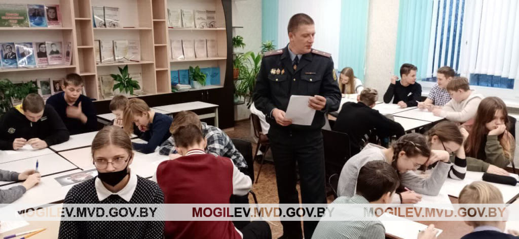 Квест-игру провели для школьников правоохранители в Чаусах