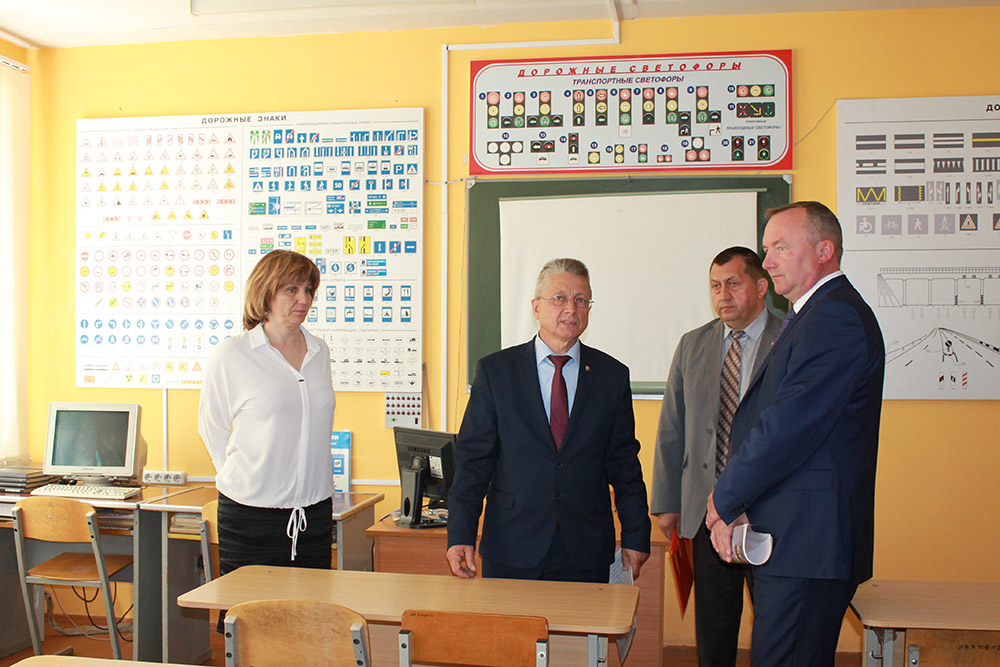 Помощник Президента - инспектор по Могилевской области Леонид Мартынюк встретился с коллективом Могилевской областной оргструктуры ДОСААФ. Фото