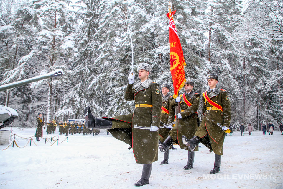 Боевое Знамя вручили базе хранения бронетанкового имущества Могилевского района. Фото