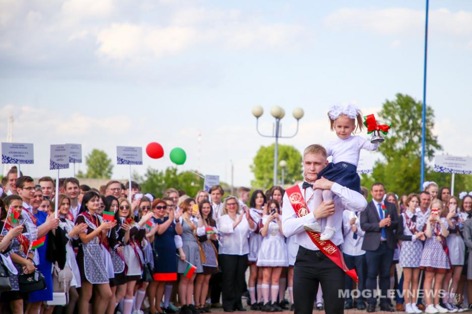 Республиканский "Последний звонок" прозвучал для 2 тысяч 11-классников в Бобруйске