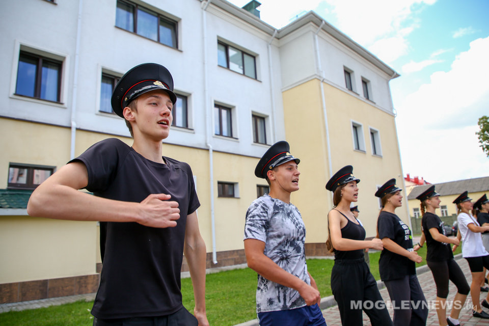 Спасение на воде и первая помощь при ЧС - в Могилеве школьники готовятся к слету спасателей-пожарных. Фото