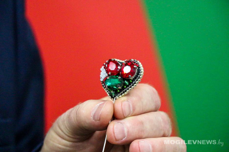 БРСМ презентовал брошь с элементами национального флага Беларуси