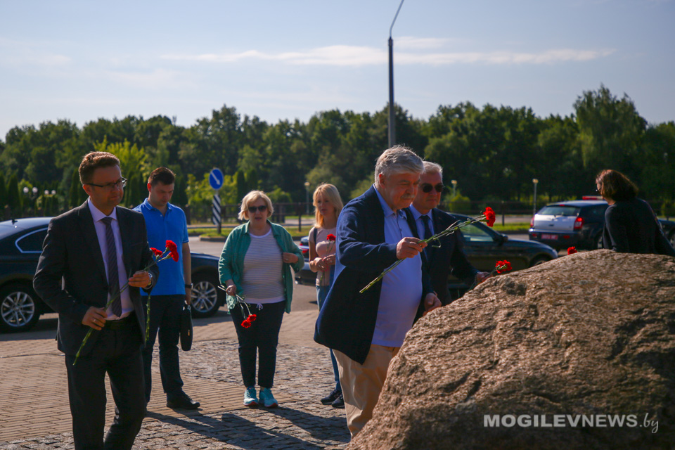 Посол Российской Федерации Евгений Лукьянов посетил мемориальный комплекс «Буйническое поле» и ознакомился с работой предприятий Могилева. Фото