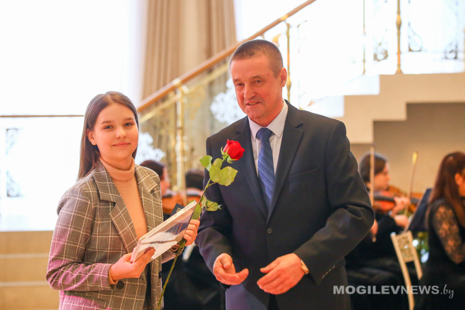 Талантливой молодежи Могилевщины торжественно вручили паспорта. Фото