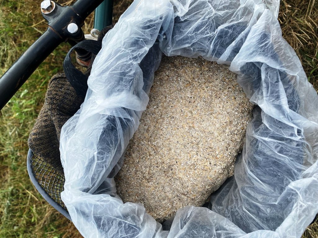 Сотрудники Кричевского отдела Департамента охраны задержали работницу предприятия с пакетом комбикорма