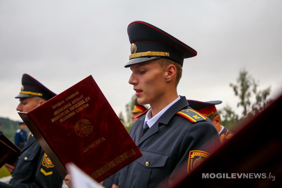 Новобранцы Могилевского института МВД дали присягу  в деревне Гаи. Фото