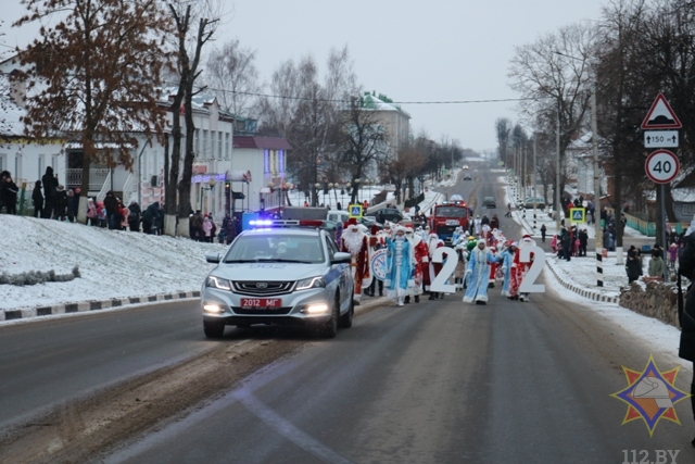 Творческие коллективы прошли в праздничном шествии по центральной улице Костюкович