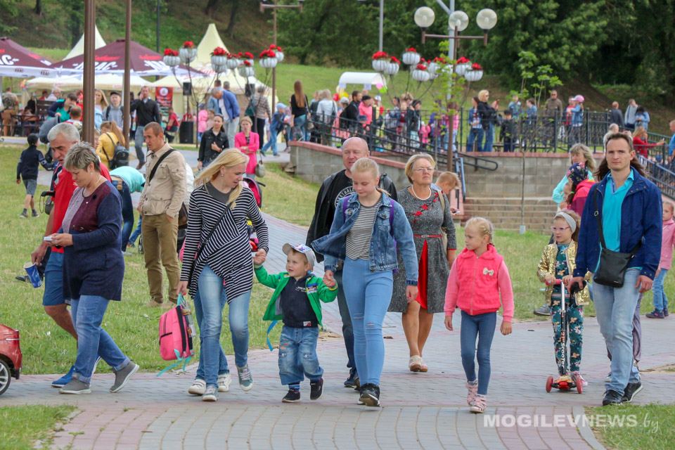 Удельный вес детей в возрасте до 15 лет выше областного в Славгородском, Чериковском, Краснопольском и Могилевском  районах