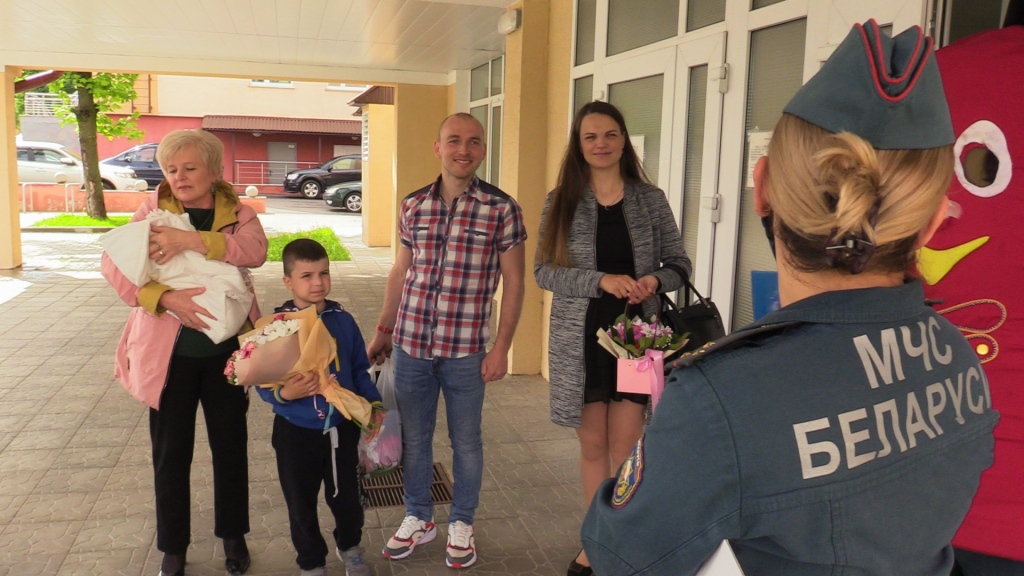 Мероприятия от МЧС для молодых родителей прошли на крыльце роддома в Могилеве