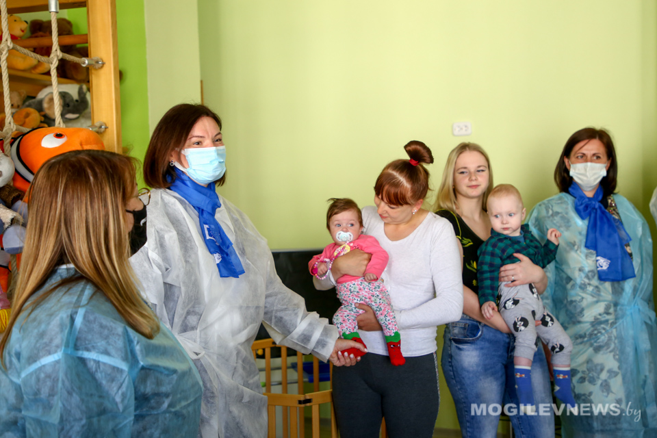 Подарки пациентам Могилевской областной детской больницы вручили депутаты и представительницы БСЖ. Фото