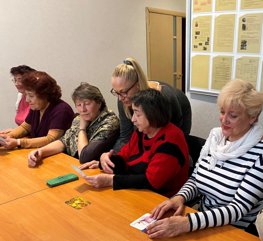 Метафорические карты с магистром психологии изучили в ЦСОН Октябрьского района Могилева