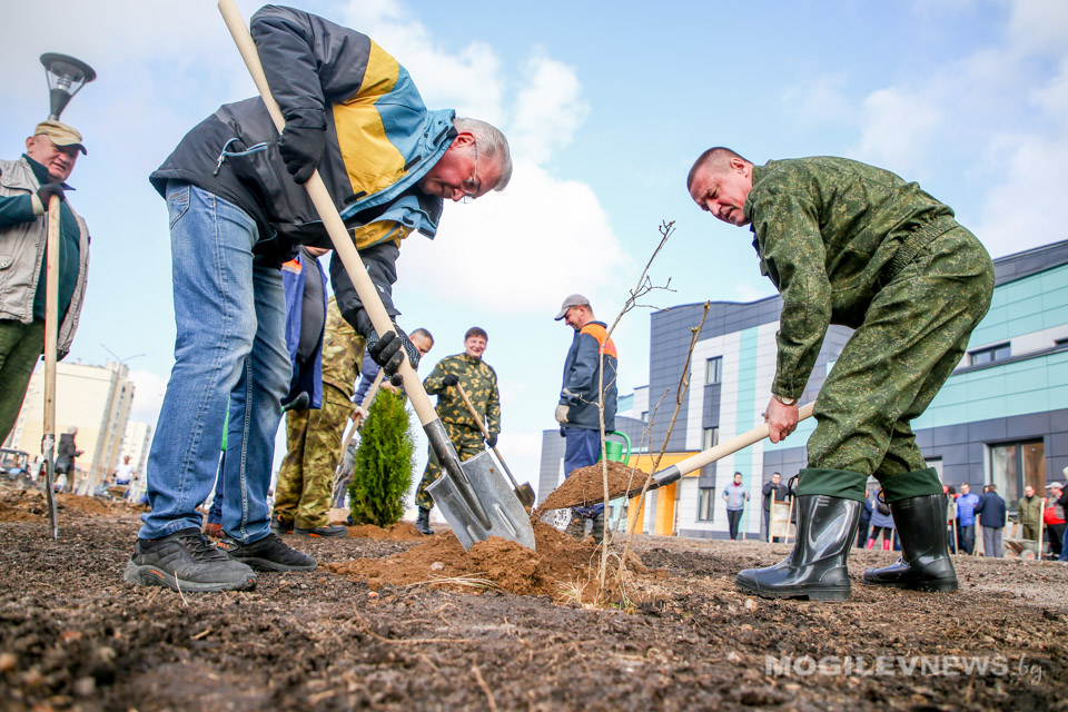 На республиканском субботнике представители облисполкома благоустраивали территорию возле ФОКА в микрорайоне Фатина. Фото