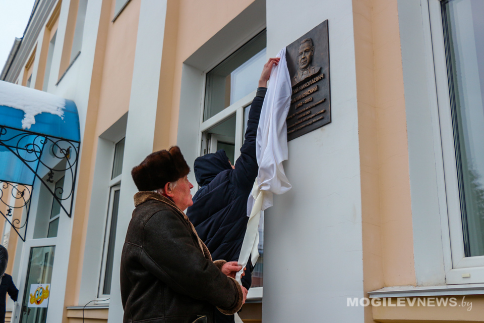 Мемориальную доску Георгию Малиновскому открыли в агролесотехническом колледже. Фото