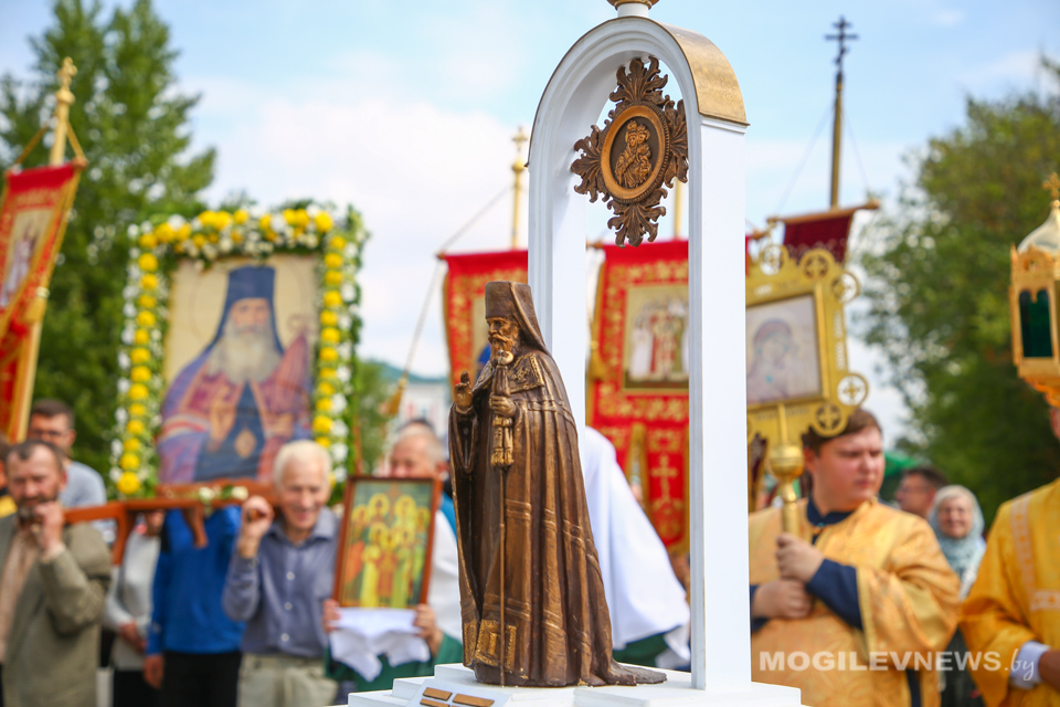 Капсулу в фундамент будущего памятника Георгию Конисскому заложил патриарший Экзарх всея Беларуси митрополит Минский и Заславский Вениамин. Фото