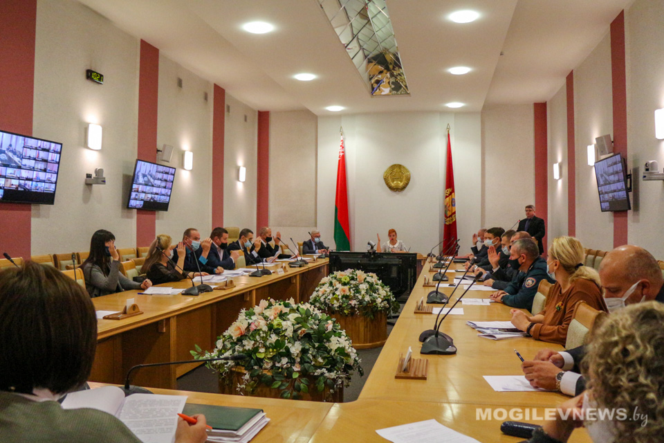 Внеочередная сессия областного Совета депутатов прошла в Могилеве. Фото