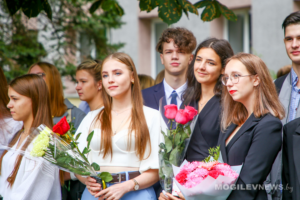 Торжественная линейка в Могилевском лицее №3 собрала учеников 10 и 11 классов. Фото