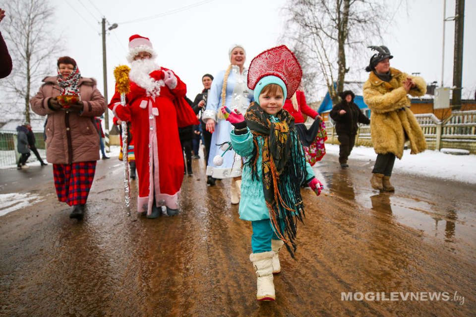 Колядные гуляния проходят в агрогородке Махово Могилевского района. Фото. Видео