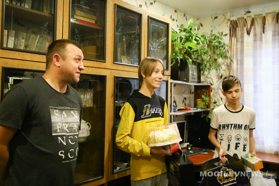С наступающим Рождеством поздравили в Могилеве одинокого отца и его детей