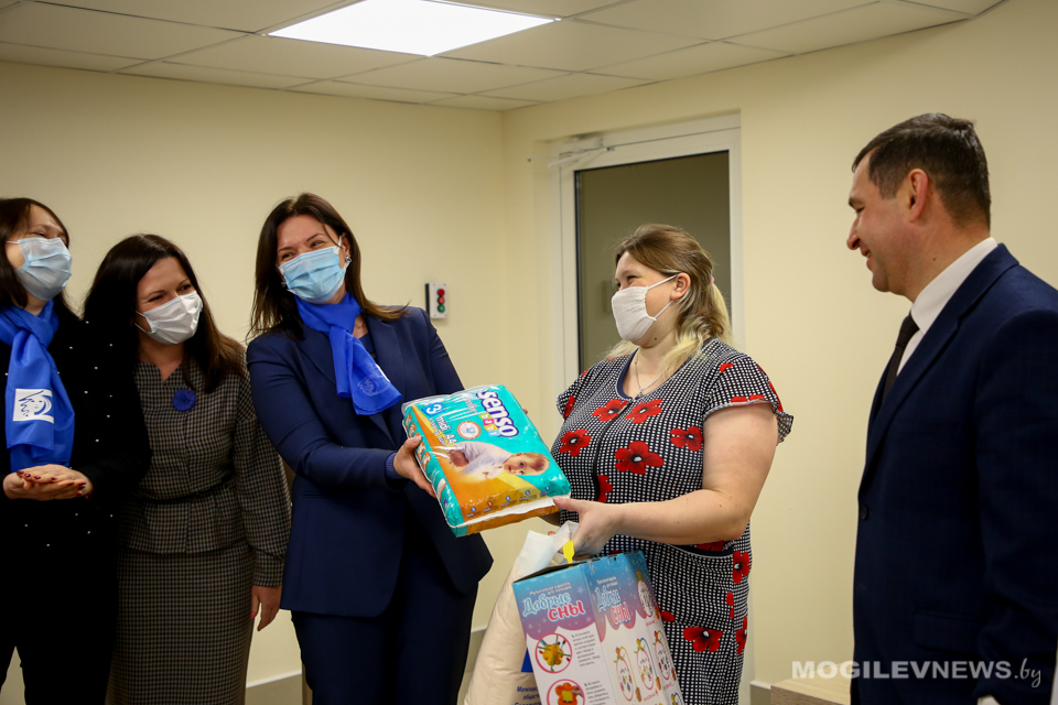 Маму первой в 2021 году девочки​ поздравили в Могилеве. Фото