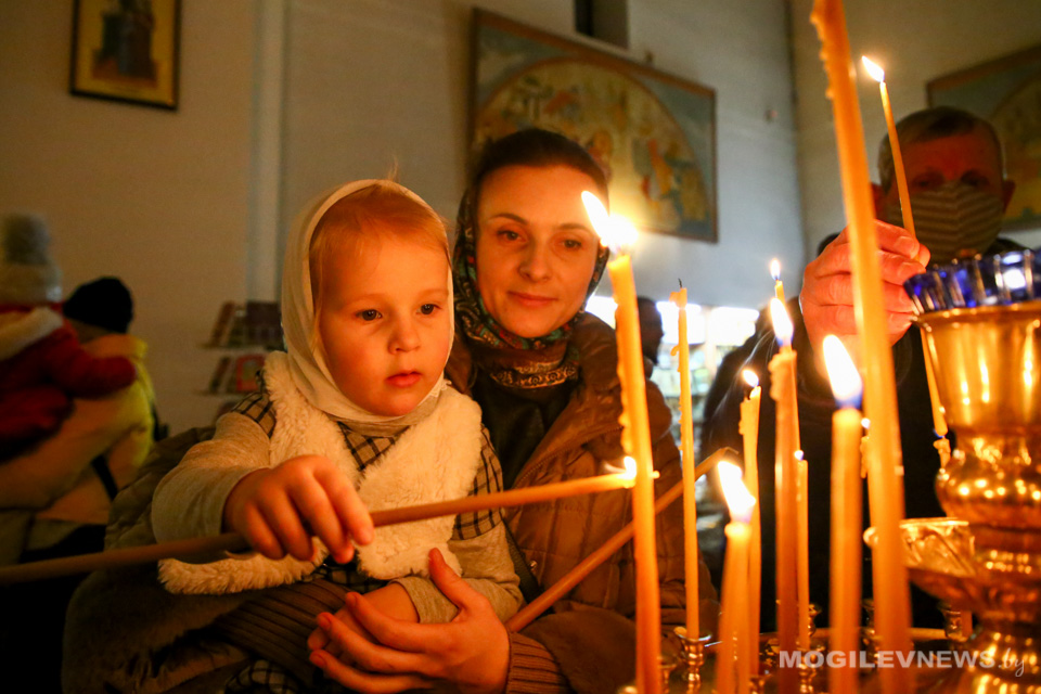 Православные верующие празднуют Рождество Христово. Фото