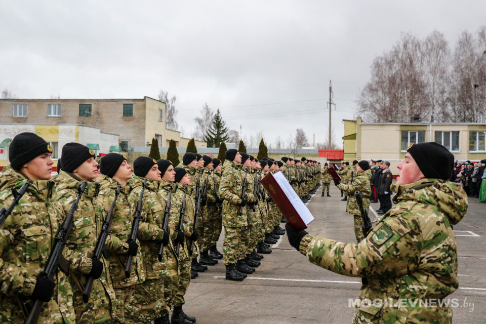 Ритуал приведения нового пополнения к Военной присяге прошел в войсковой части 6713. Фото