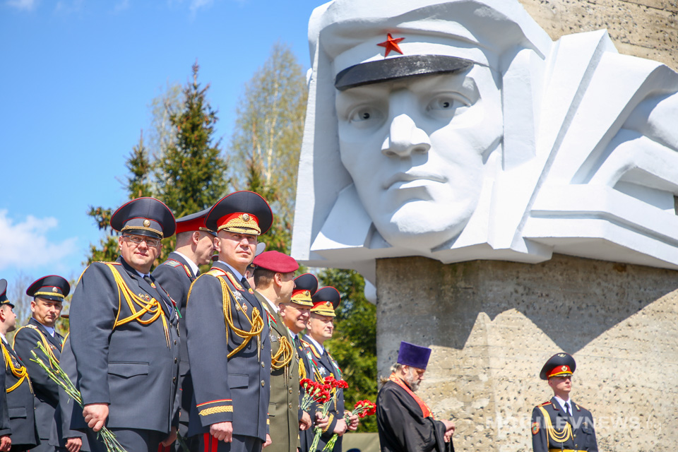Митинг у памятника батальону милиции капитана Владимирова провели сотрудники МВД. Фото