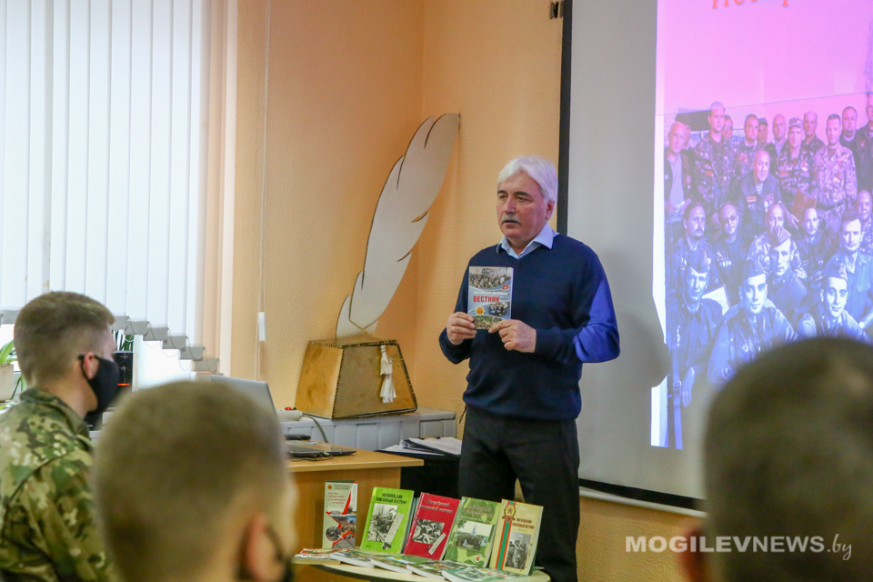 Члены клуба «ВИККРУ» встретились с военнослужащими части 6713. Фото