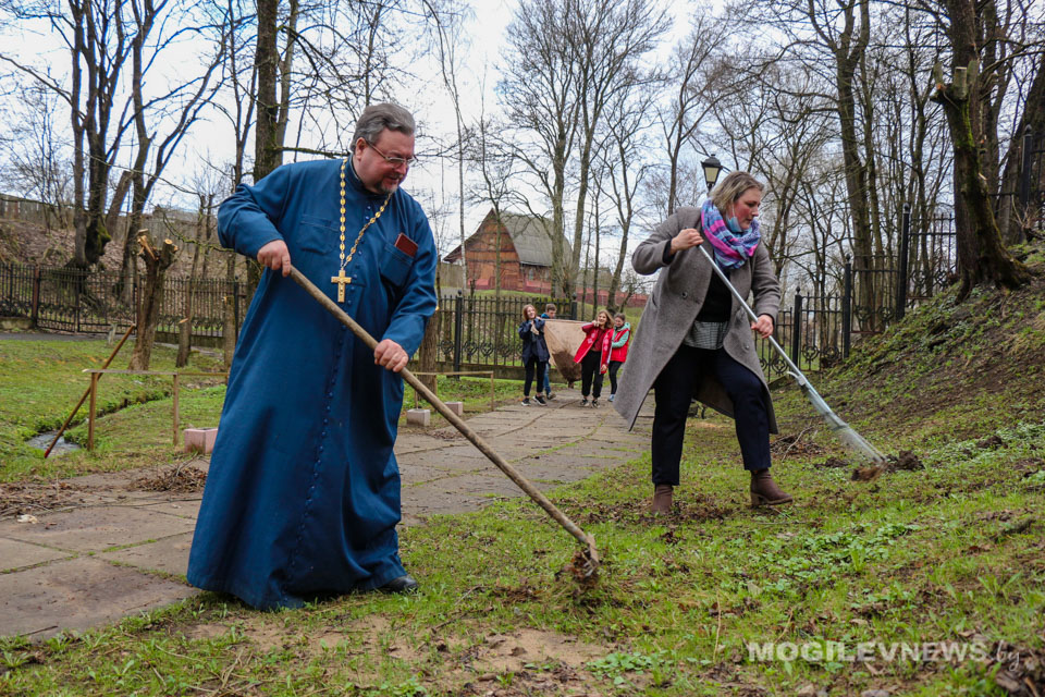 Территорию Полыковичского храма благоустроили активисты БРСМ. Фото