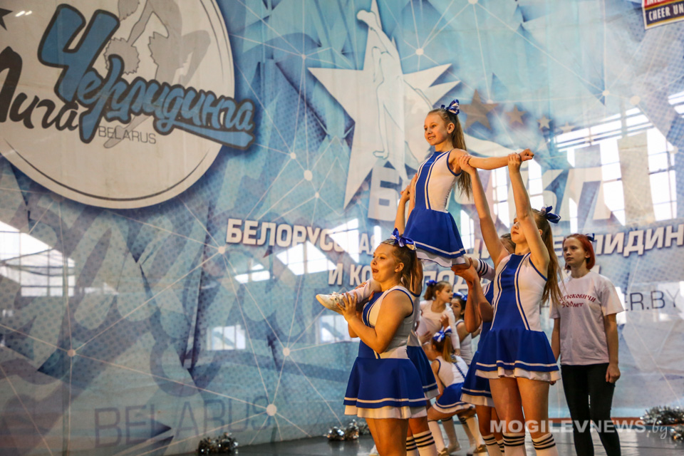Областные соревнования школьной лиги по черлидингу прошли в Могилеве. Фото. Видео