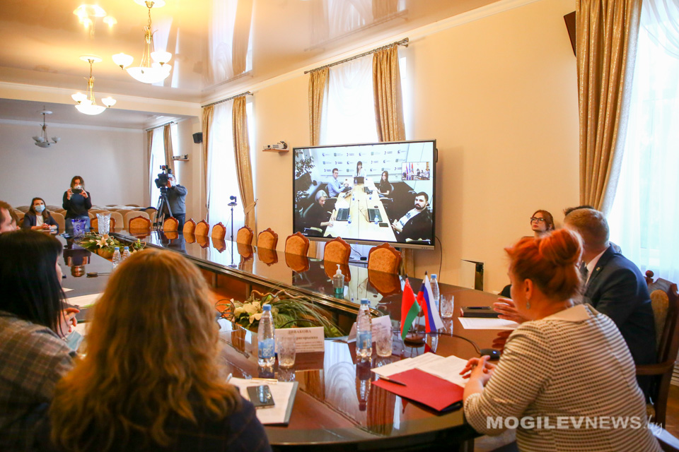 Вопросы работы молодежных парламентов обсудили на видеоконференции с Приморским краем. Фото