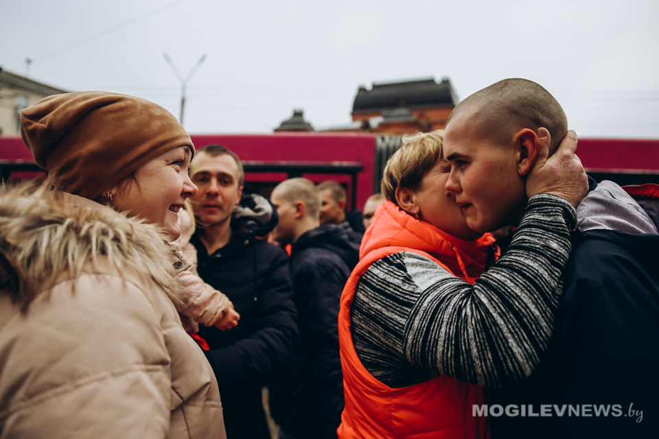 В Беларуси началась отправка призывников в войска
