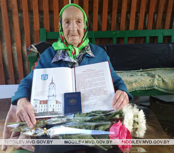100-летней долгожительнице из Могилевского района вручили паспорт