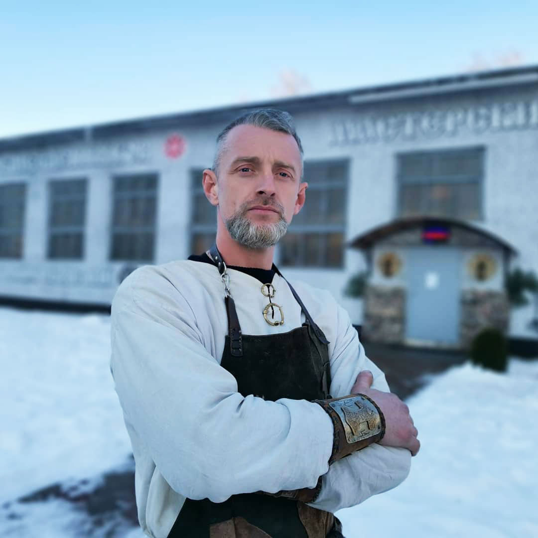 Мстиславский кузнец показал мастер-класс по плетению кольчуги в Минске