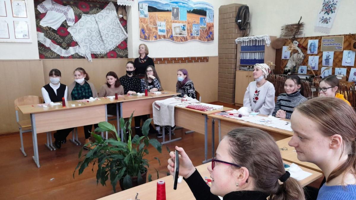 В мастер-классе по изготовлению куклы участвовали бобруйские школьницы. Фото
