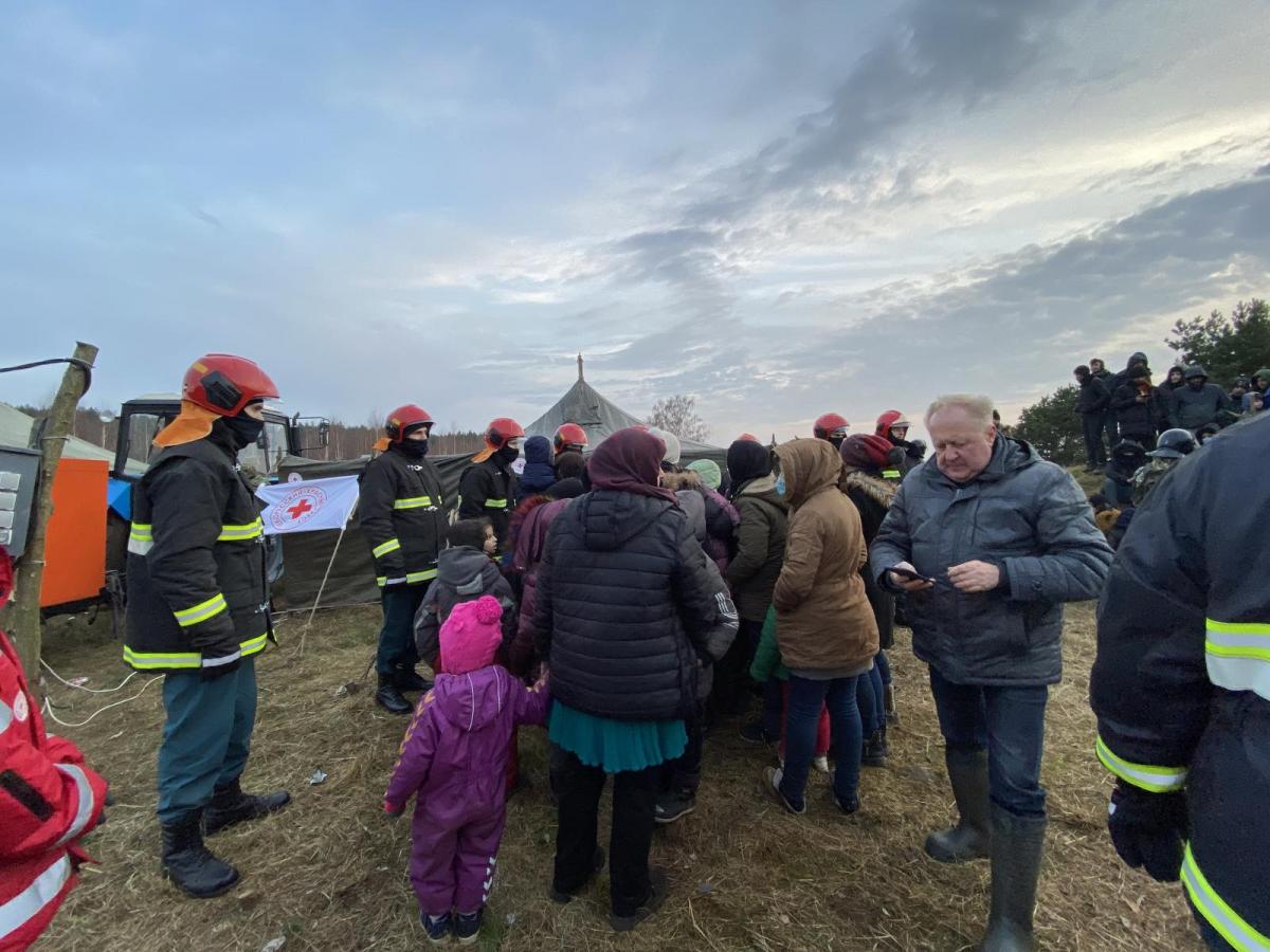 Гуманитарную руку помощи беженцам, оказавшимся в миграционной ловушке на границе между Беларусью и Польшей, протянули общественные объединения, предприятия и организации, простые граждане Республики Беларусь