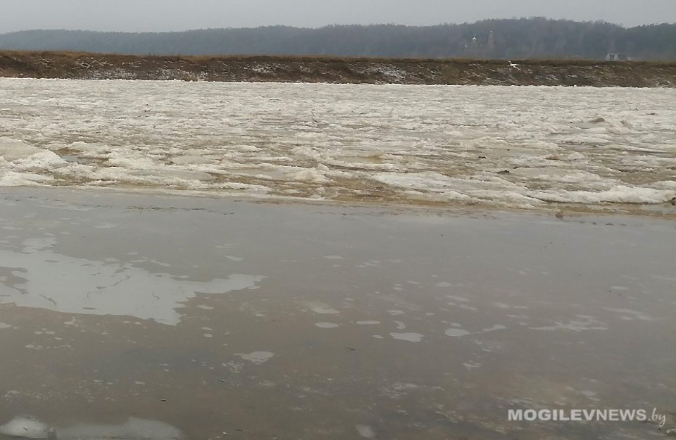 В Беларуси за сутки четыре человека провалились под лед, один из них утонул