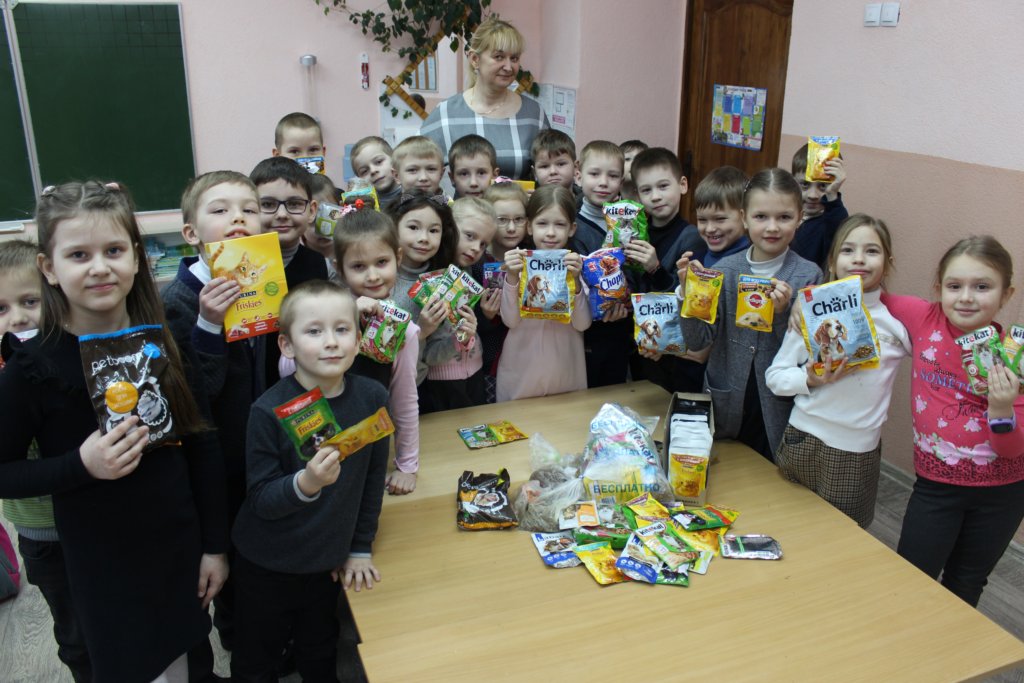 20 кг корма для бездомных животных собрали первоклашки в Могилеве