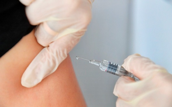 «Спутник V»: что важно знать о вакцинации для пожилых? Видео