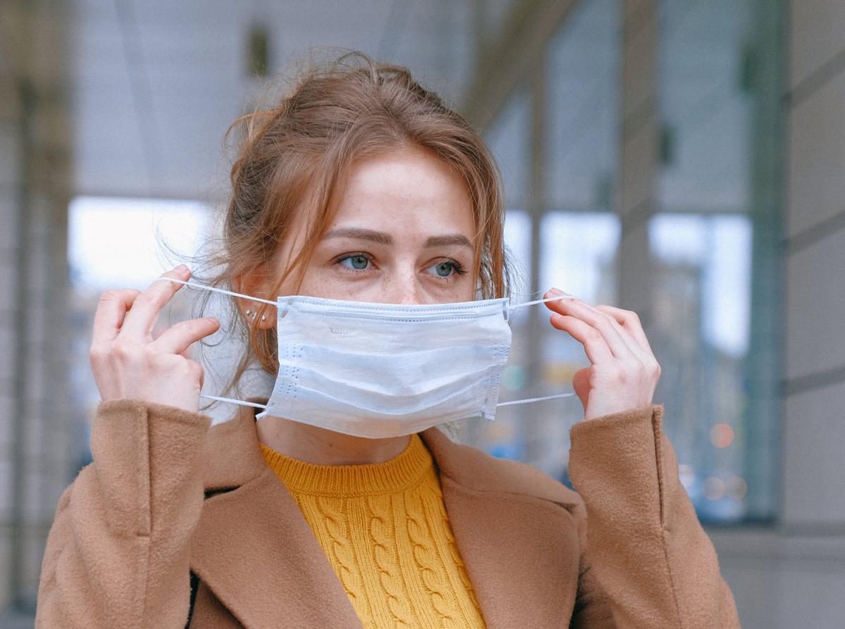 Минздрав рекомендует использовать маски при посещении объектов и организаций