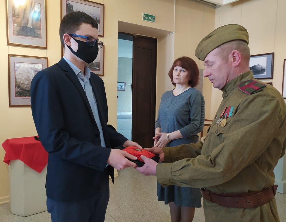 Две боевые награды времен ВОВ передали могилевские школьники областному краеведческому музею. Фото