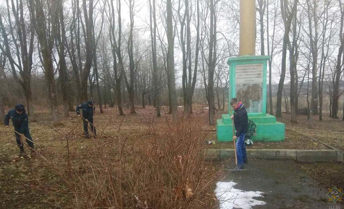 Дрибинские спасатели навели порядок на братской могиле в д. Заполье