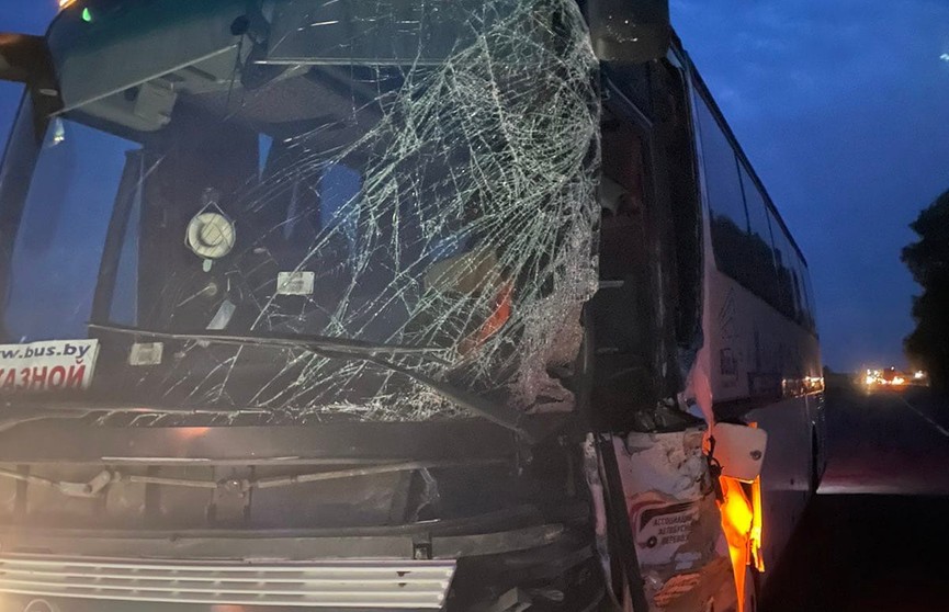ДТП в Бобруйском районе. Автобус ФК «Макслайн» врезался в трактор