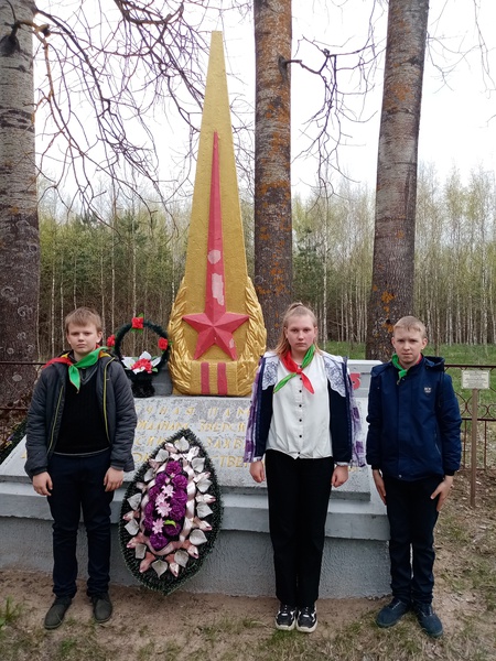 Памятники погибшим воинам благоустроили школьники в Кличевском районе