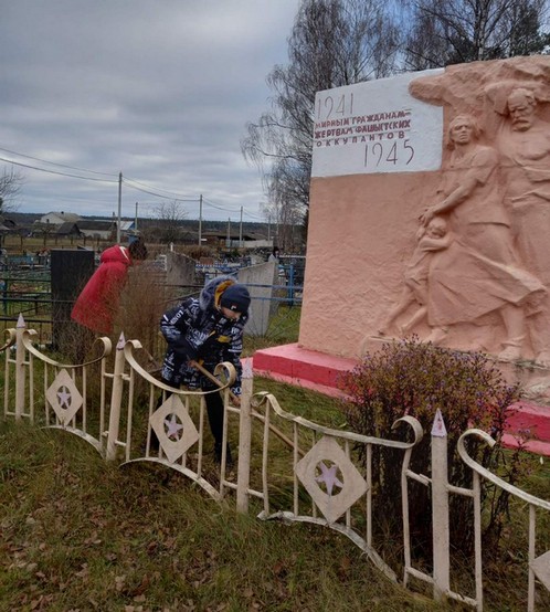 Акцию «Чистый памятник» проводят кличевские школьники