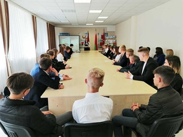 Урок с десятиклассниками «Мой народ — моя гордость» провели в преддверии Дня народного единства быховские библиотекари