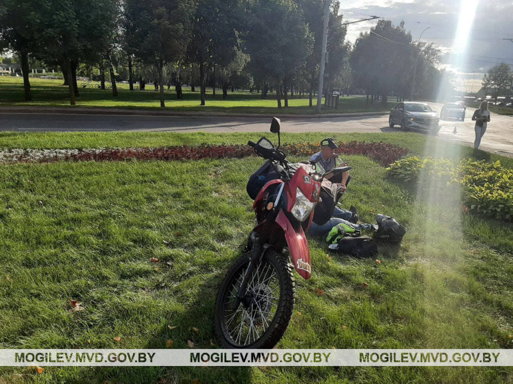 Volkswagen в Могилеве врезался в мотоцикл