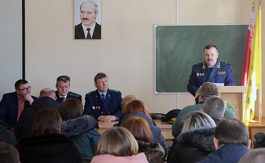 Прокурор Могилевской области Александр Чадюк встретился с трудовыми коллективами и провел выездной прием граждан в Горках